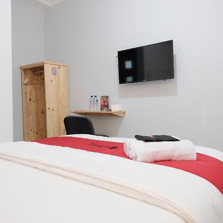 Отель Reddoorz Syariah Near Siloam Hospital Kebon Jeruk Джакарта Экстерьер фото