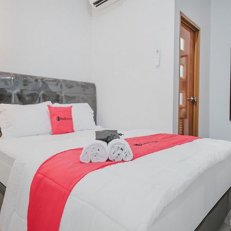 Отель Reddoorz Syariah Near Siloam Hospital Kebon Jeruk Джакарта Экстерьер фото