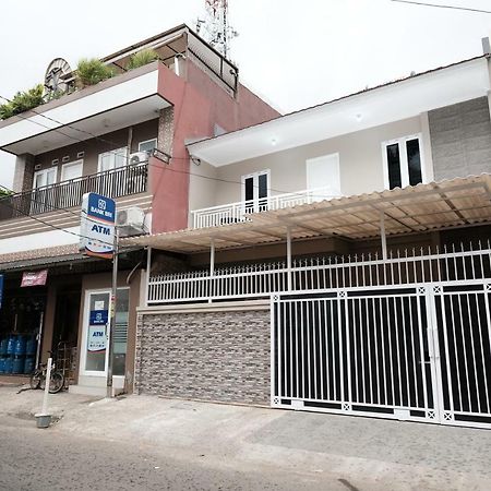 Отель Reddoorz Syariah Near Siloam Hospital Kebon Jeruk Джакарта Экстерьер фото
