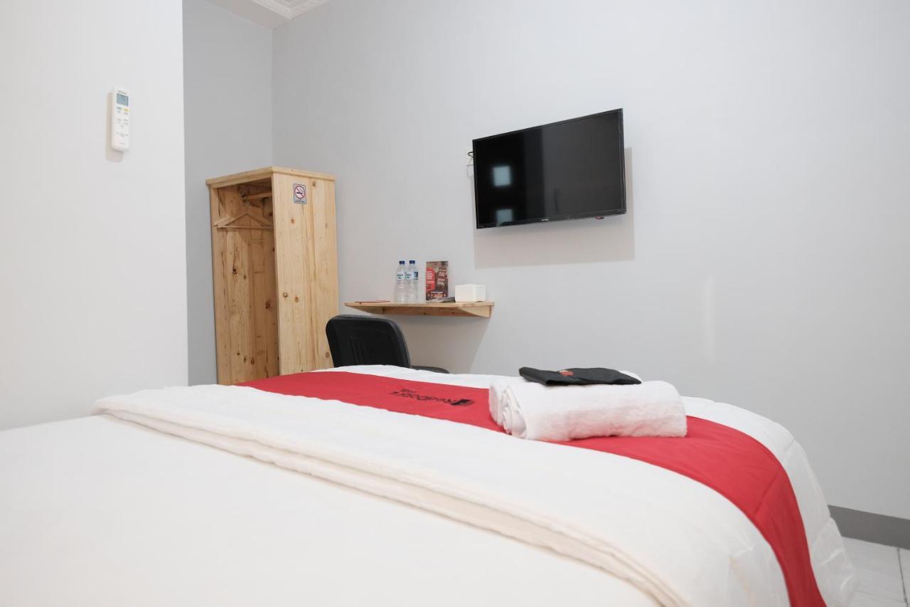 Отель Reddoorz Syariah Near Siloam Hospital Kebon Jeruk Джакарта Экстерьер фото