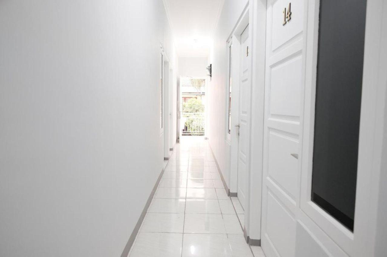 Отель Reddoorz Syariah Near Siloam Hospital Kebon Jeruk Джакарта Экстерьер фото