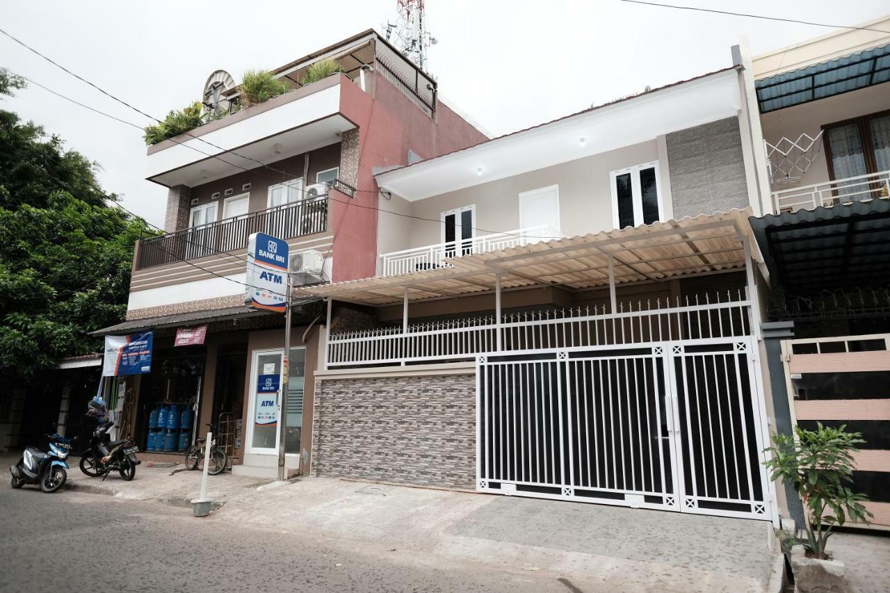 Отель Reddoorz Syariah Near Siloam Hospital Kebon Jeruk Джакарта Экстерьер фото