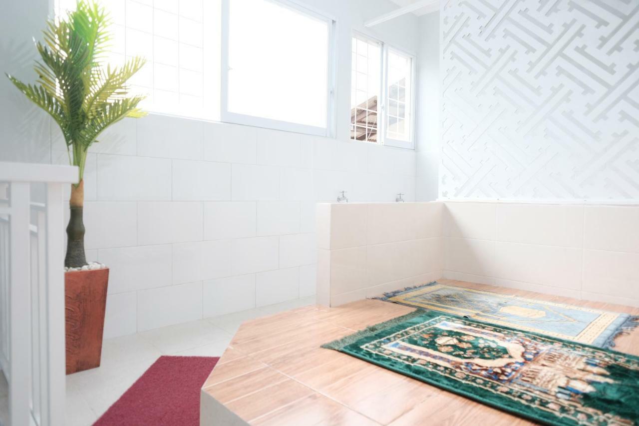 Отель Reddoorz Syariah Near Siloam Hospital Kebon Jeruk Джакарта Экстерьер фото