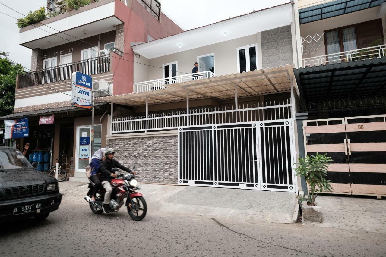 Отель Reddoorz Syariah Near Siloam Hospital Kebon Jeruk Джакарта Экстерьер фото