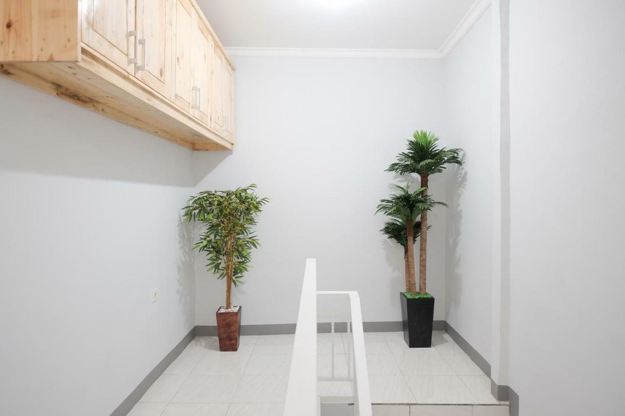 Отель Reddoorz Syariah Near Siloam Hospital Kebon Jeruk Джакарта Экстерьер фото